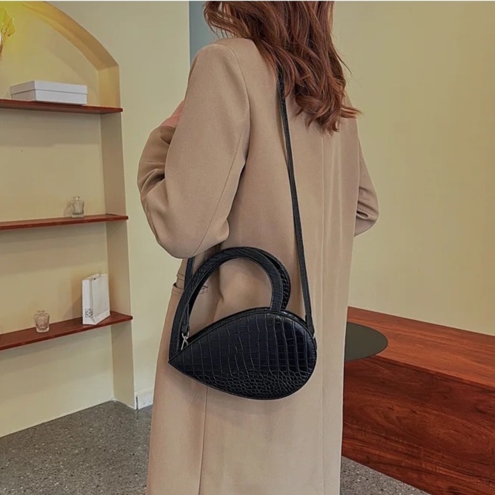 *HOST PICK*‼️Black Heart Purse - Picture 5 of 8